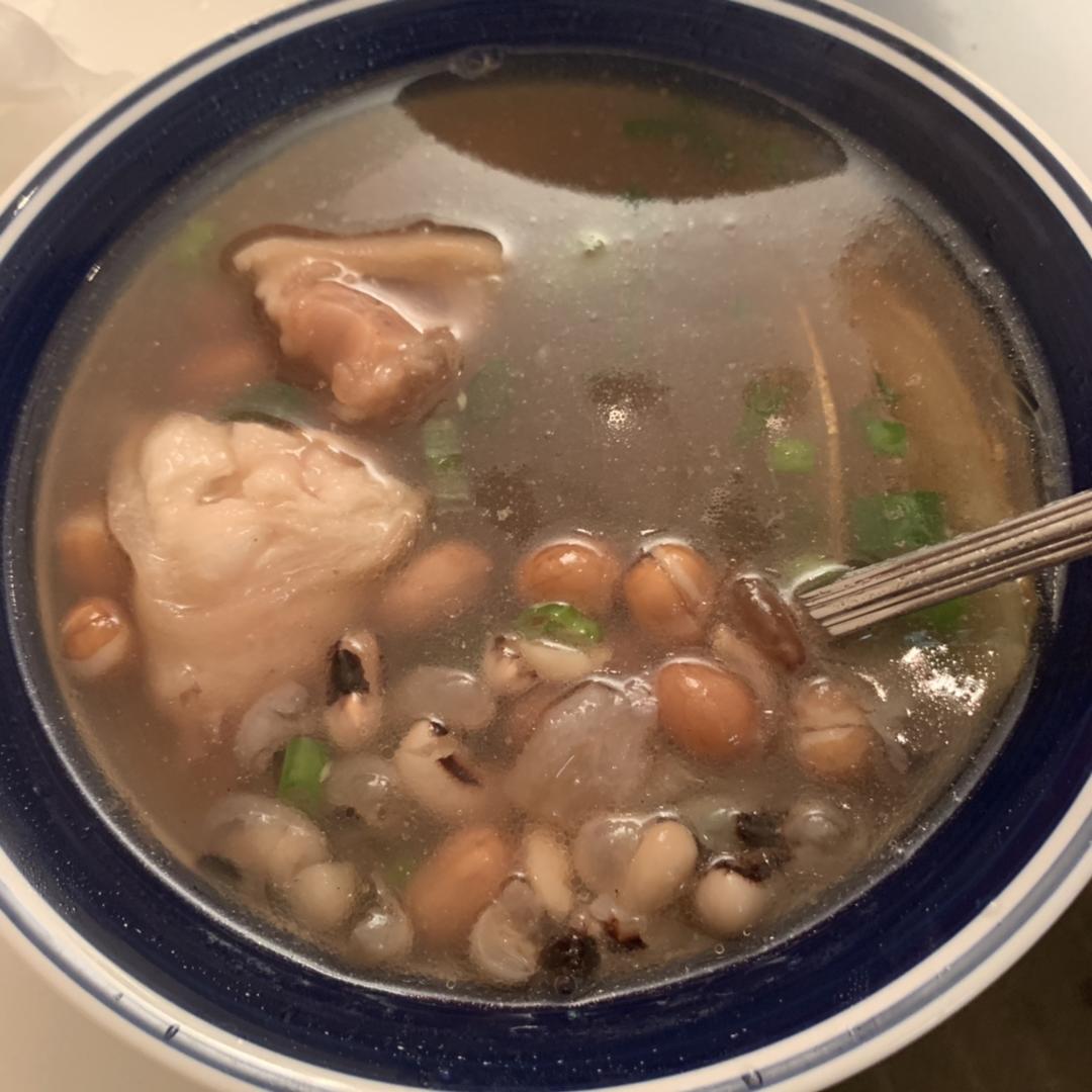 黄豆花生猪脚汤