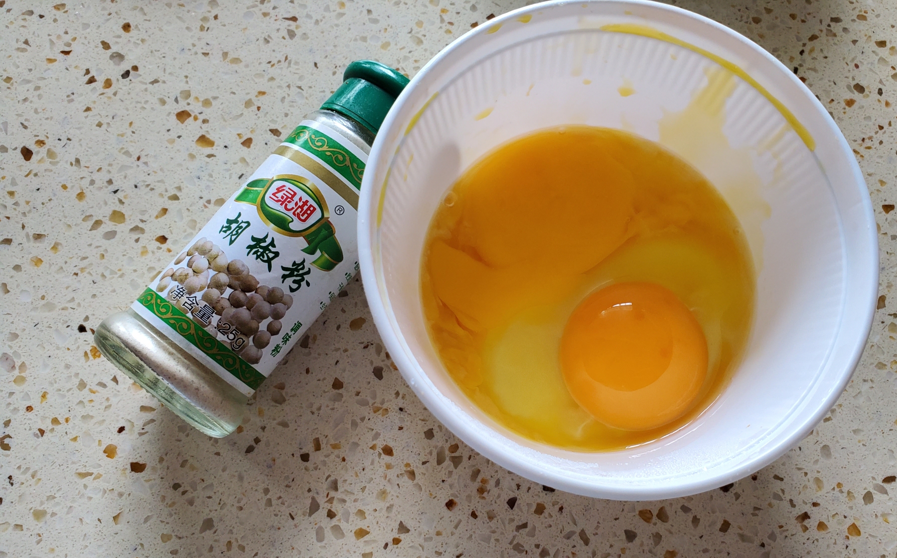 奶香金镶银炒饭(黄油蛋炒饭)的做法 步骤2