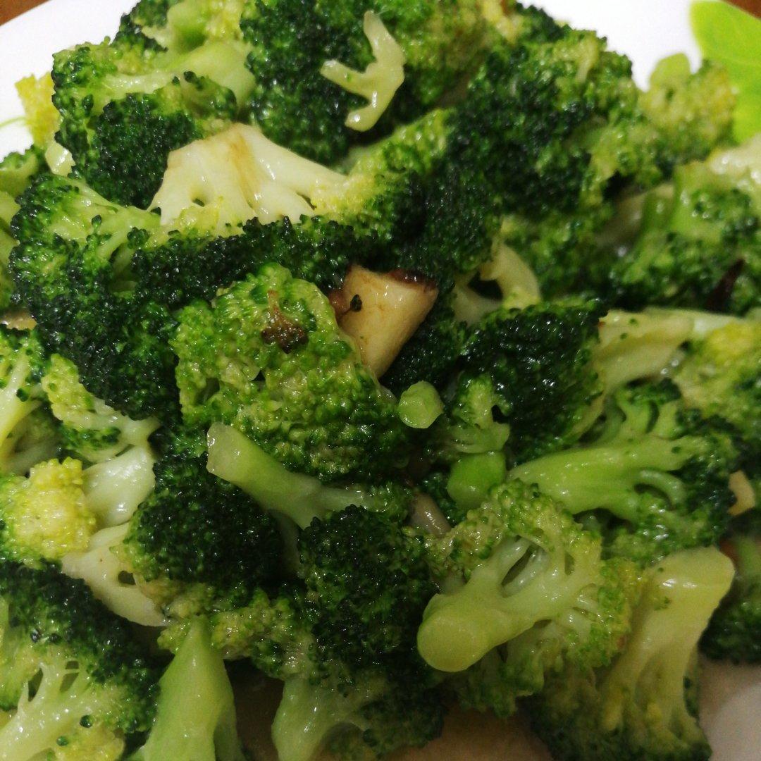 好吃到爆的耗油蒜蓉西兰花(从不修图，喜欢请关注)