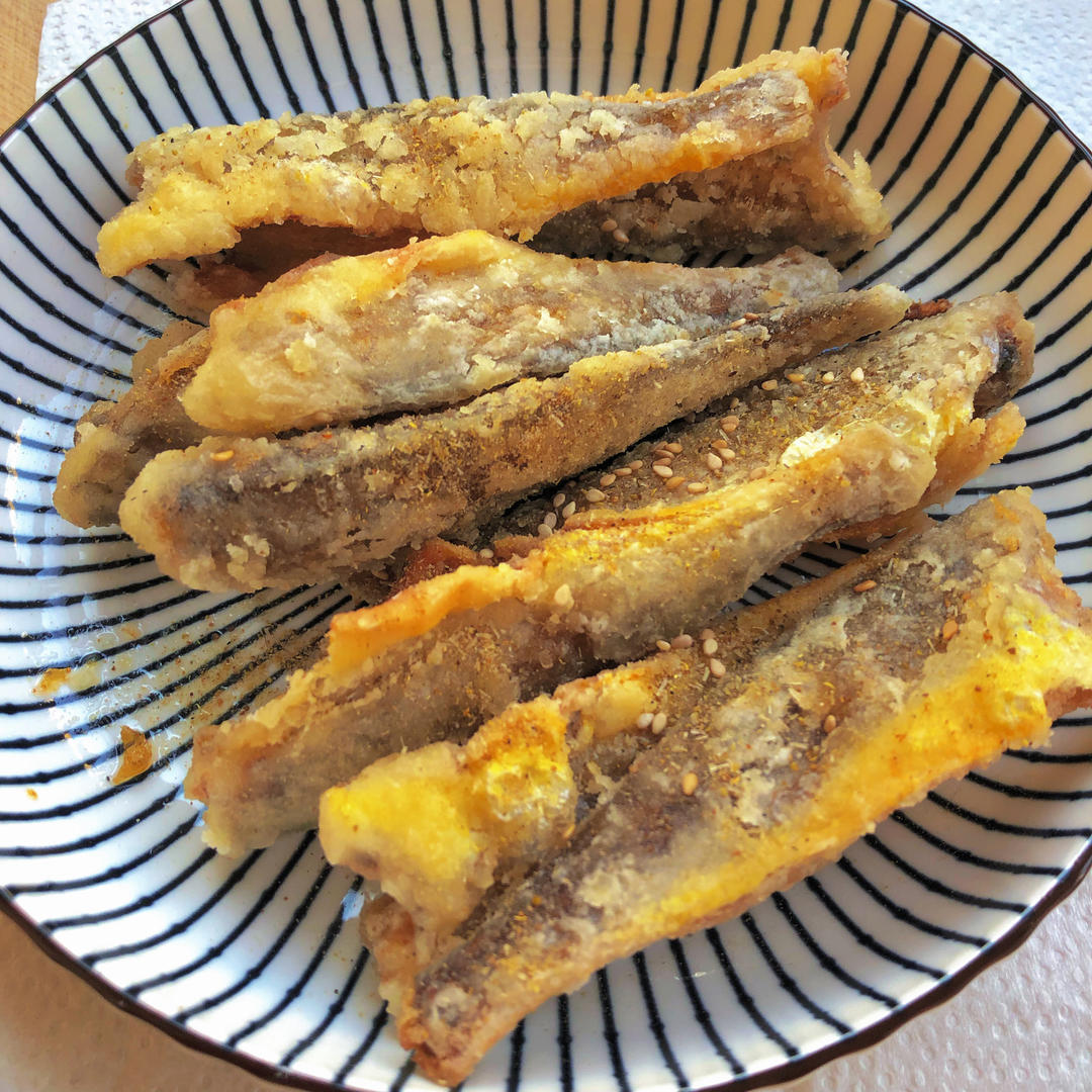 外酥里嫩：不会回软的干炸小黄鱼。