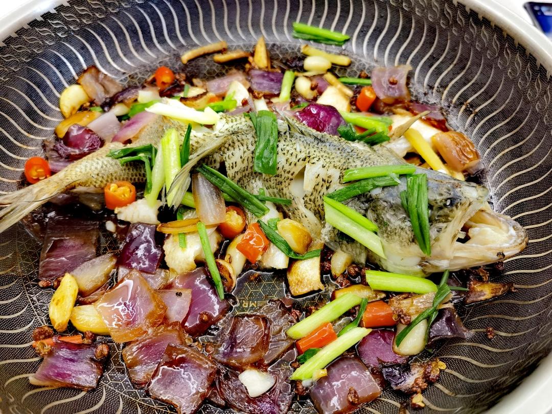 家常菜🐟砂锅焗鲈鱼，鲜美滑嫩。