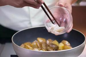 盐腌火腿佐香蒜蘑菇洋芋的做法 步骤2