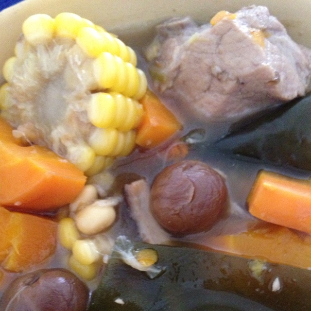 胡萝卜玉米排骨汤