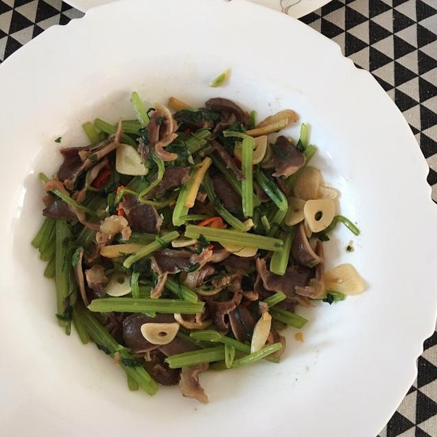 芹菜炒鸭胗