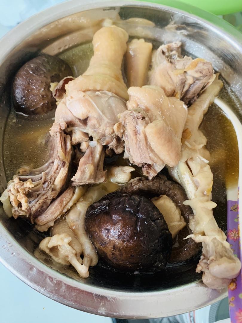 补气血 超简单【草菇雏鸡药膳汤】