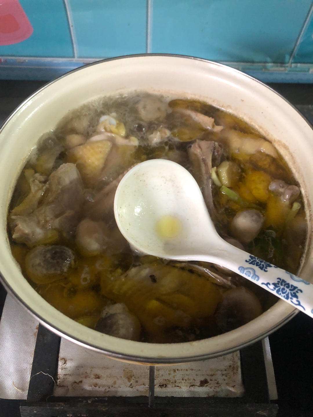 奶奶教的鲜香肥美香菇炖鸡汤