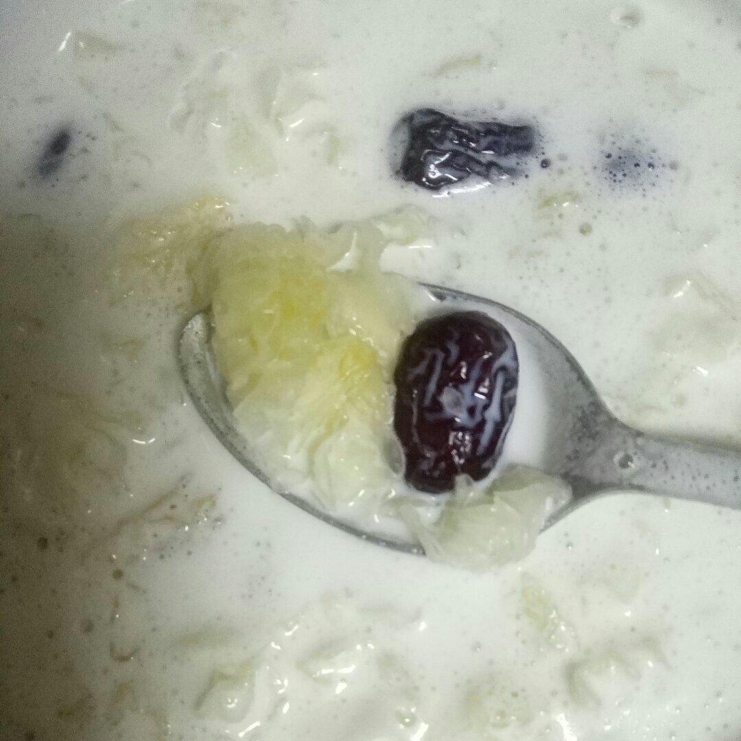 牛奶炖白木耳