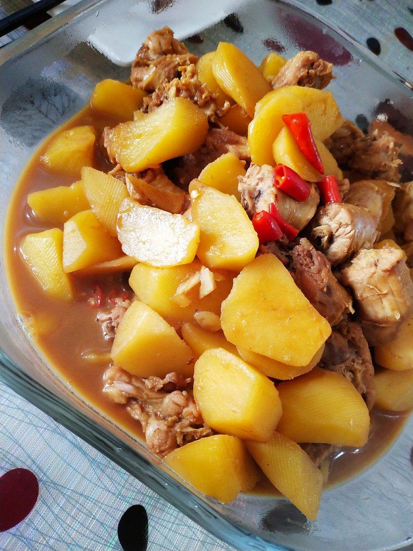 〈土豆炖鸡脖〉，大众菜。欣小厨 😉