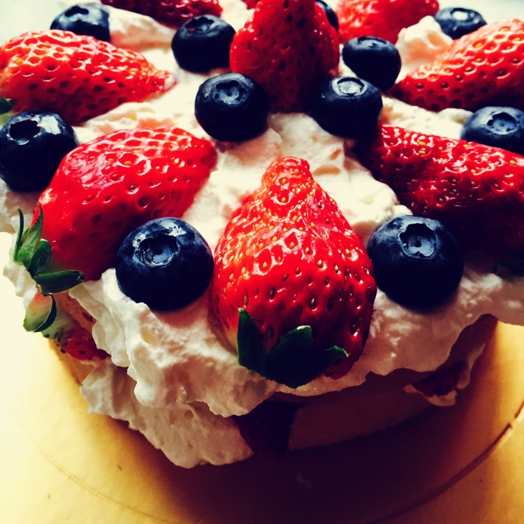 时下流行的鲜奶油戚风裸蛋糕