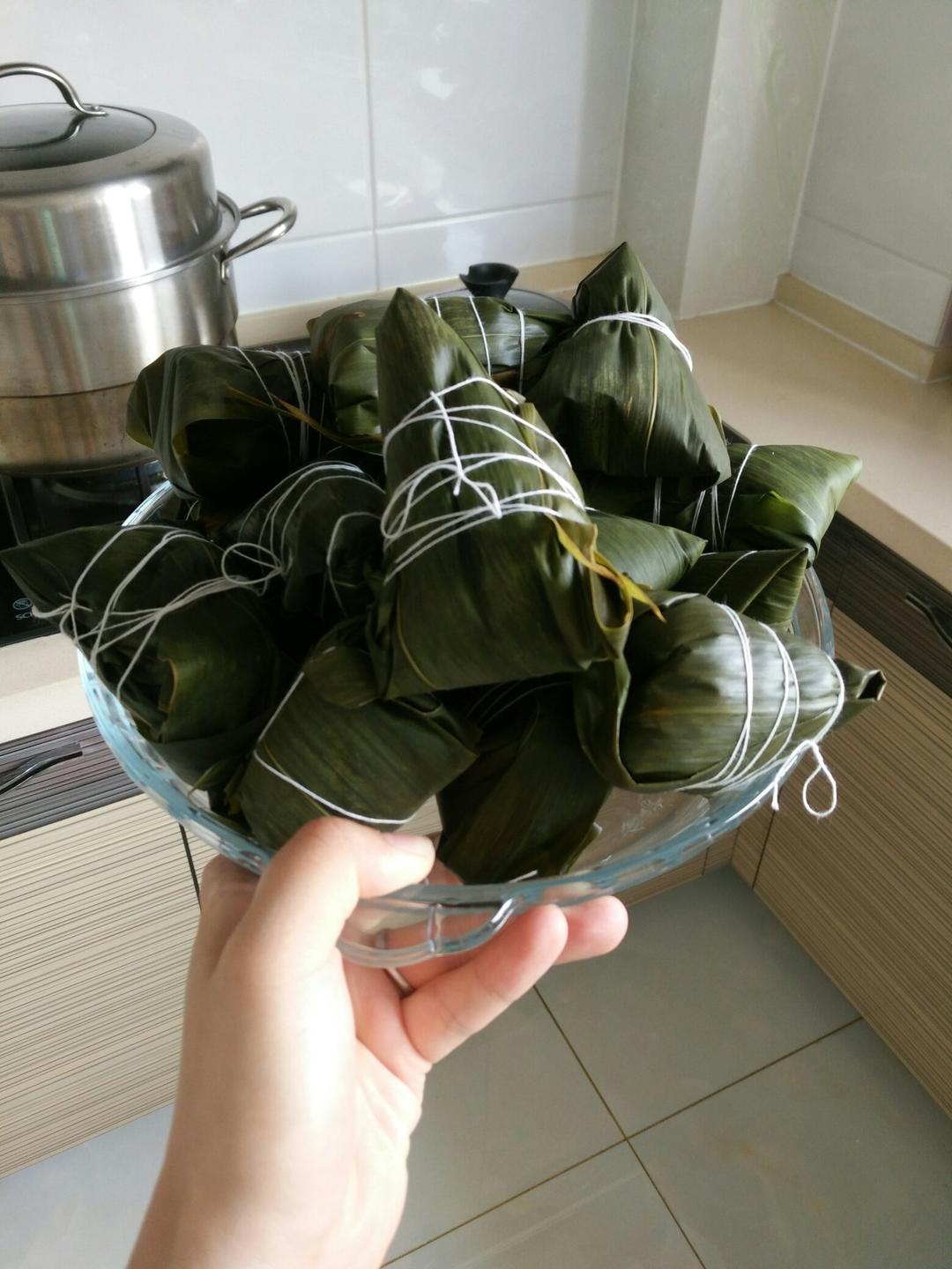 美丽厨娘_小秋做的四角长粽子的包法(有视频)