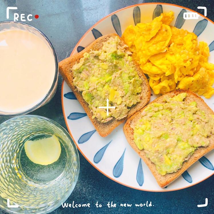 金枪鱼牛油果全麦三明治清新元气早餐