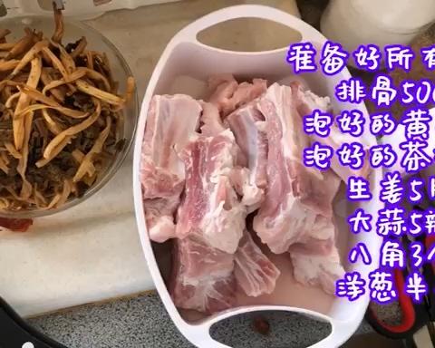 茶树菇炖排骨｜菇比肉鲜，骨香肉酥的做法