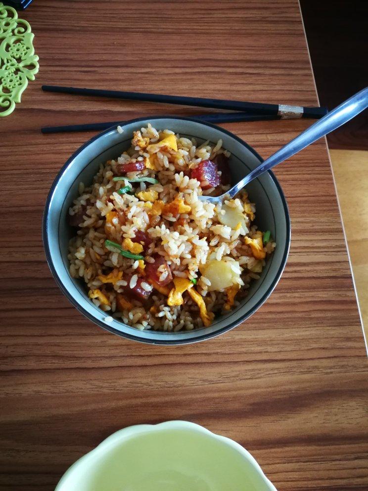 邻居抢着来我家吃土豆香肠炒饭，原来这么香！