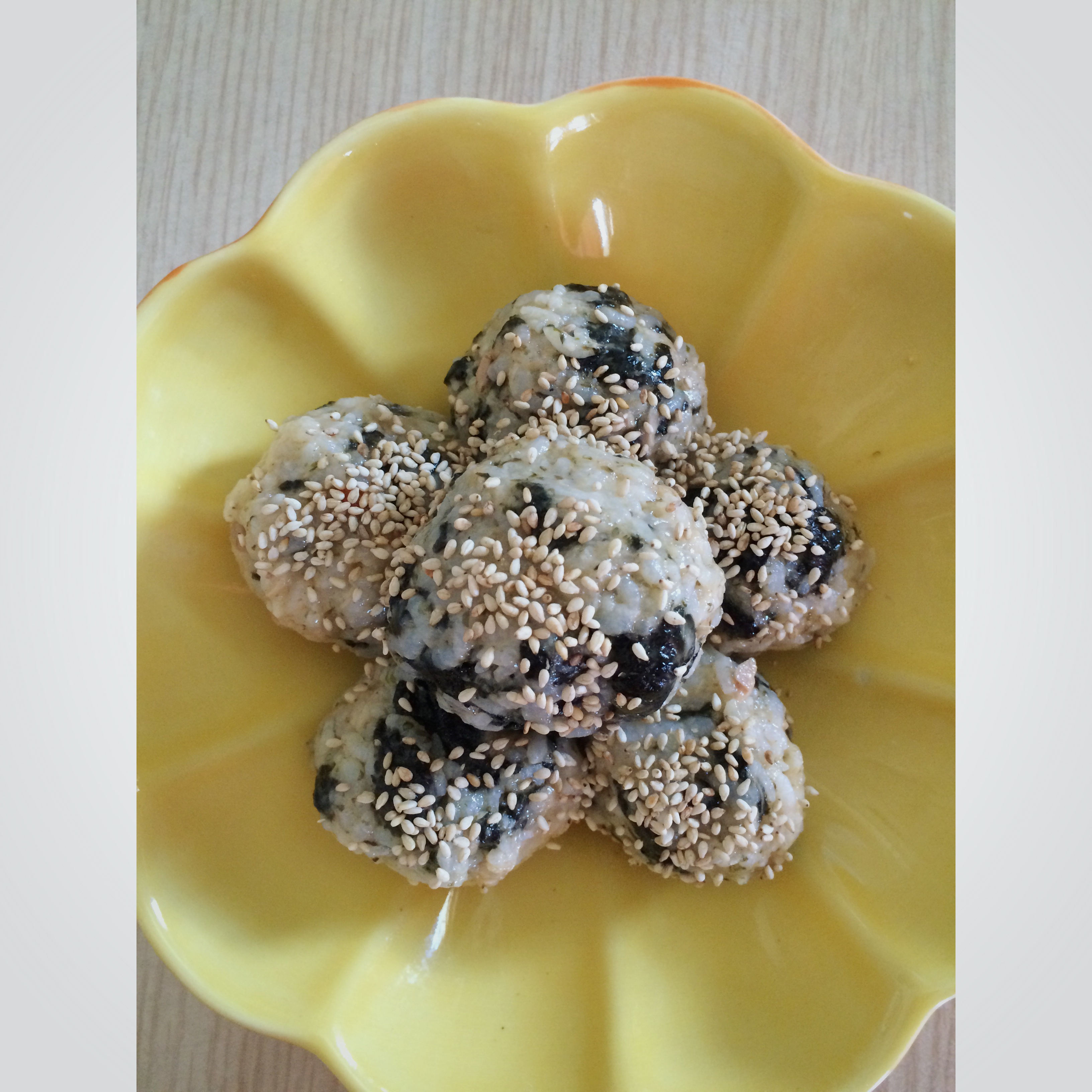 金枪鱼芝麻手捏饭团