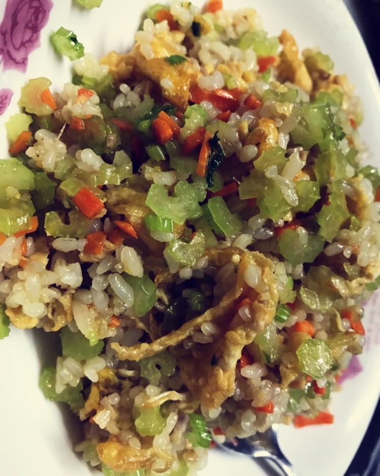 芹菜叶蛋炒饭