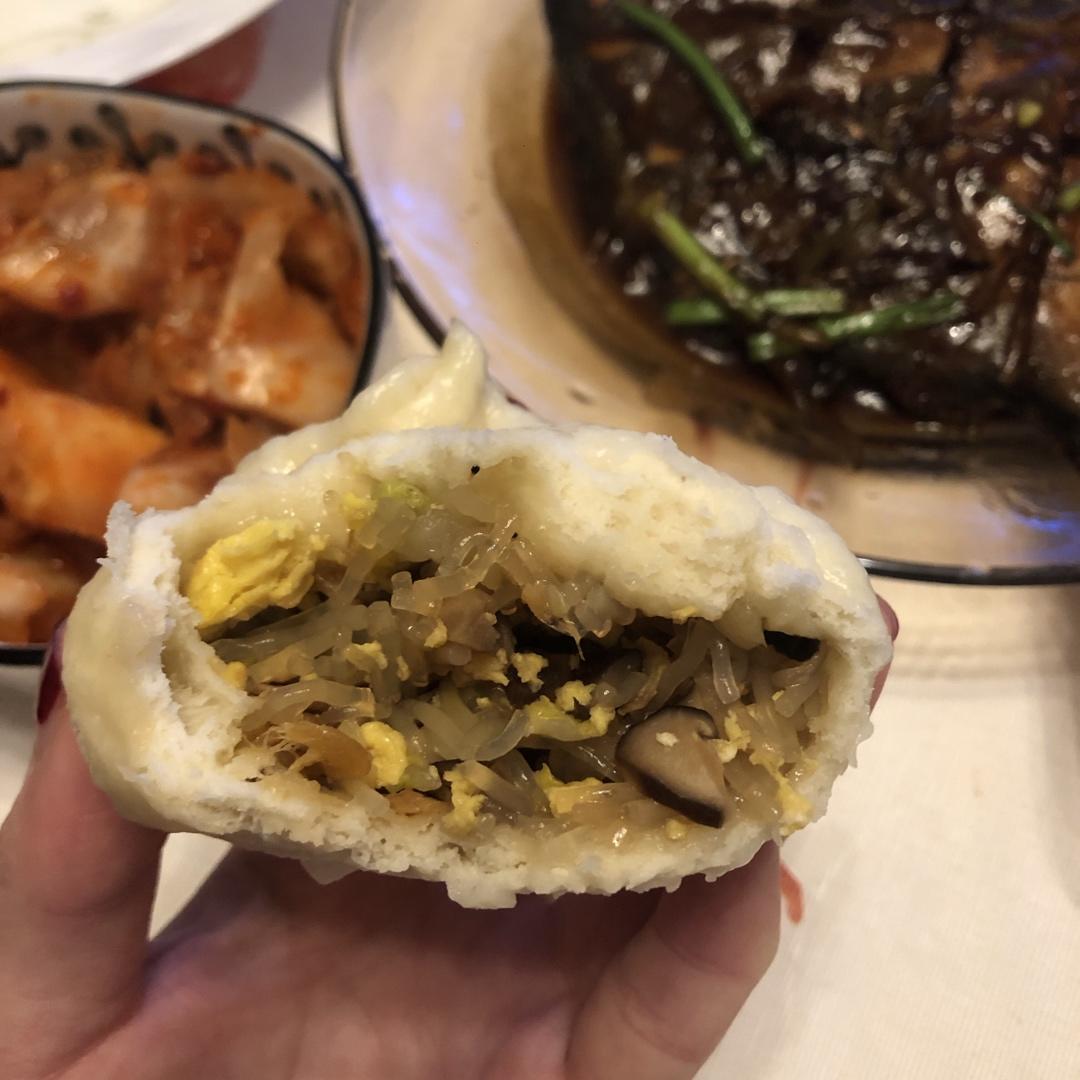 松软的素馅包子