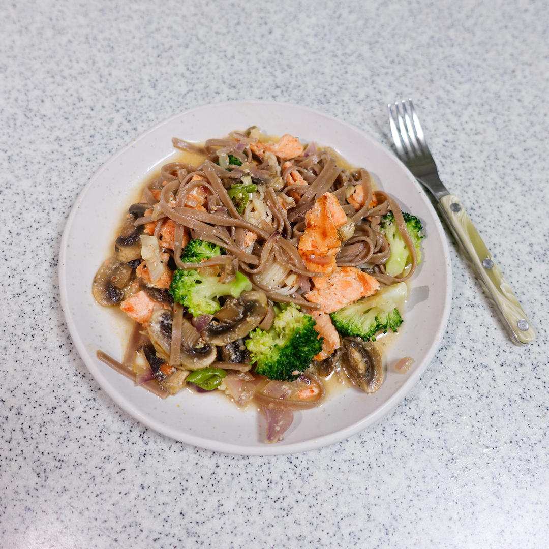 午餐：鲜蔬三文鱼面453kcal