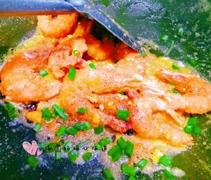 咸蛋黄焗大虾（虾壳醇香酥脆虾肉鲜嫩）的做法 步骤5