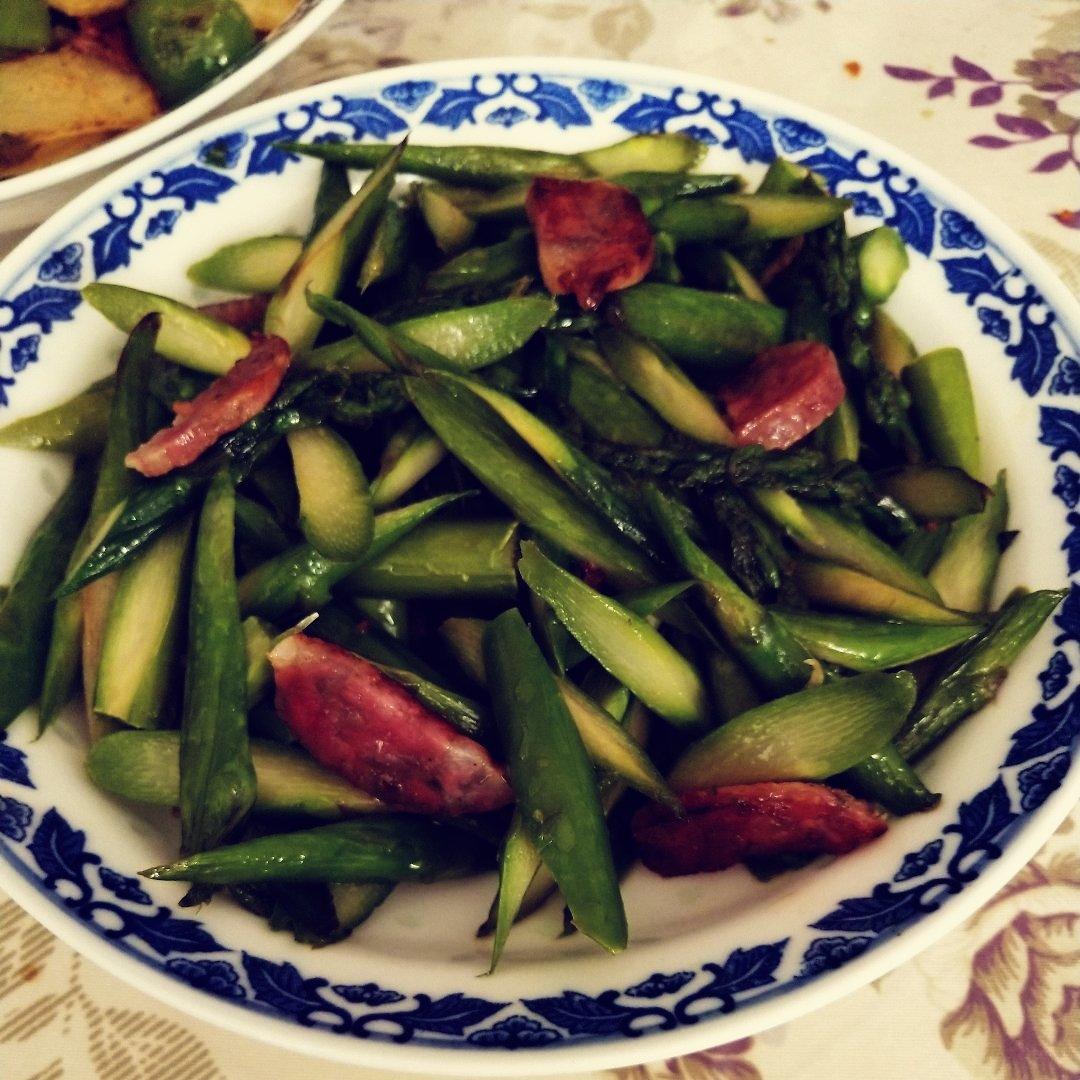 春之色😍芦笋炒香肠