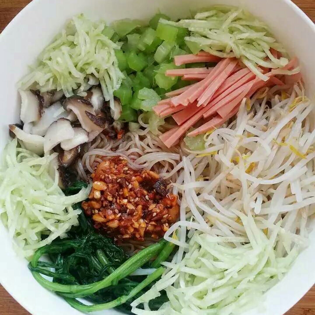 红油鸡丝凉拌米线