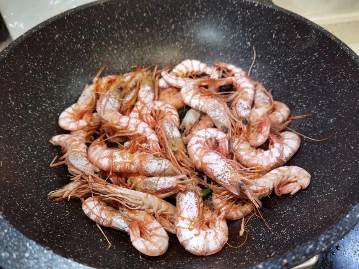 没有一滴水的白灼斑节虾