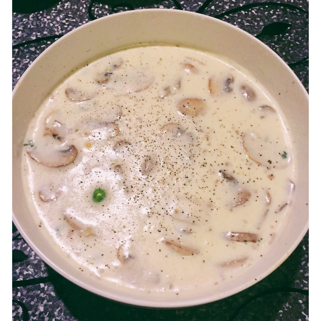 蛋炒西瓜太妹做的奶油蘑菇汤