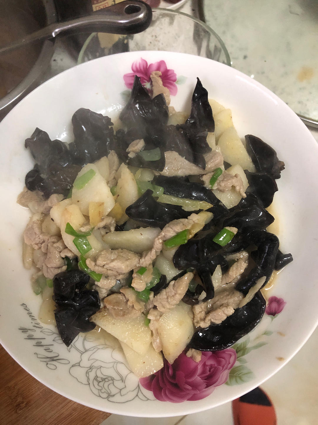 有它就不肯离桌～马蹄木耳青蒜炒肉丝