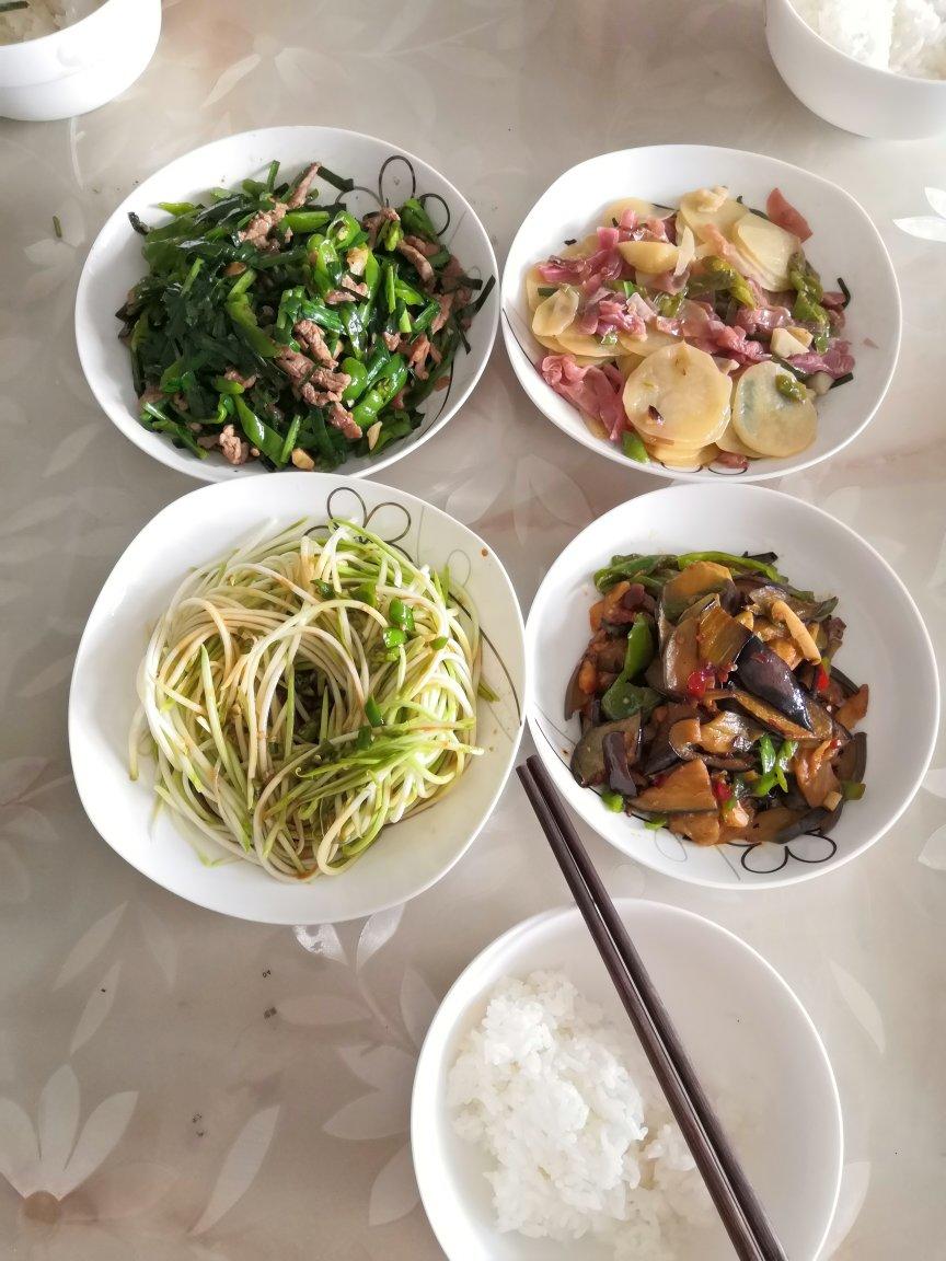 经典的家常菜，青椒炒肉丝，简单的食材也能做出如此美味