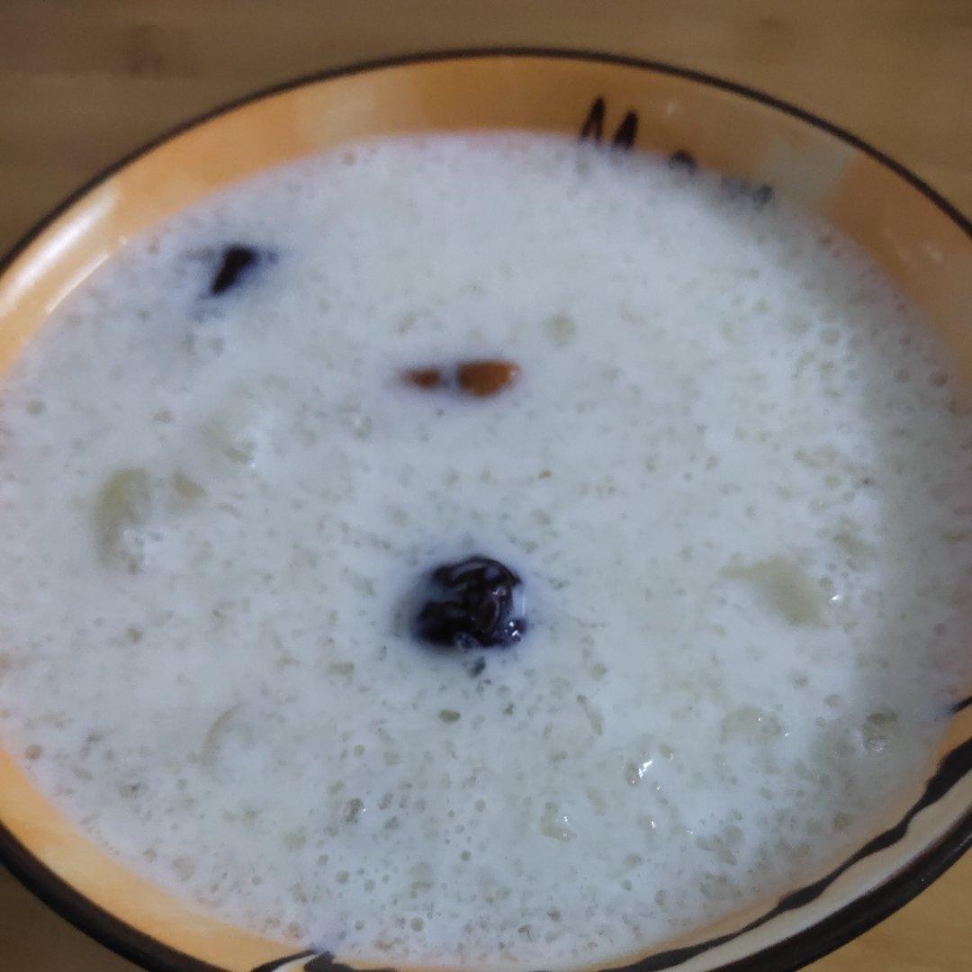 《桃胶皂角米雪燕银耳牛奶羹》据说一碗等于敷30片面膜的功效