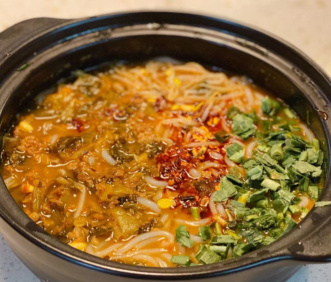 别去巷子里人挤人了！鲜香骨汤、酸爽腌菜、Q弹肉粒，在家也能吃到原汁原味