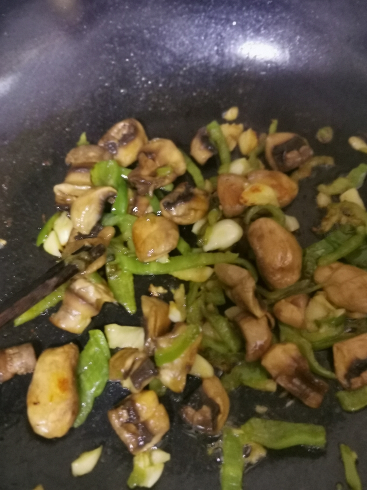 下饭的青椒炒蘑菇（低脂晚餐营养）的做法