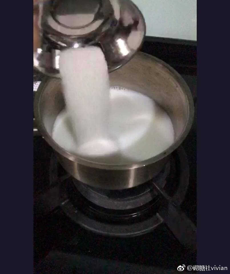 裱花牛奶酱的做法 步骤2