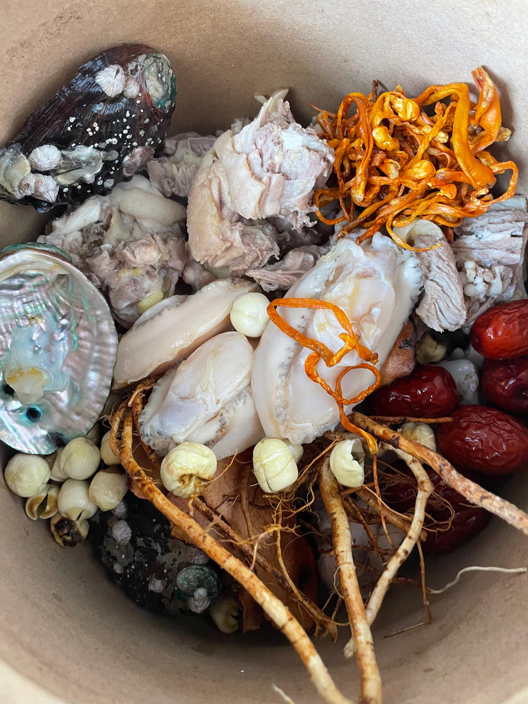 🐔乌鸡排骨干贝鲍鱼汤☕️