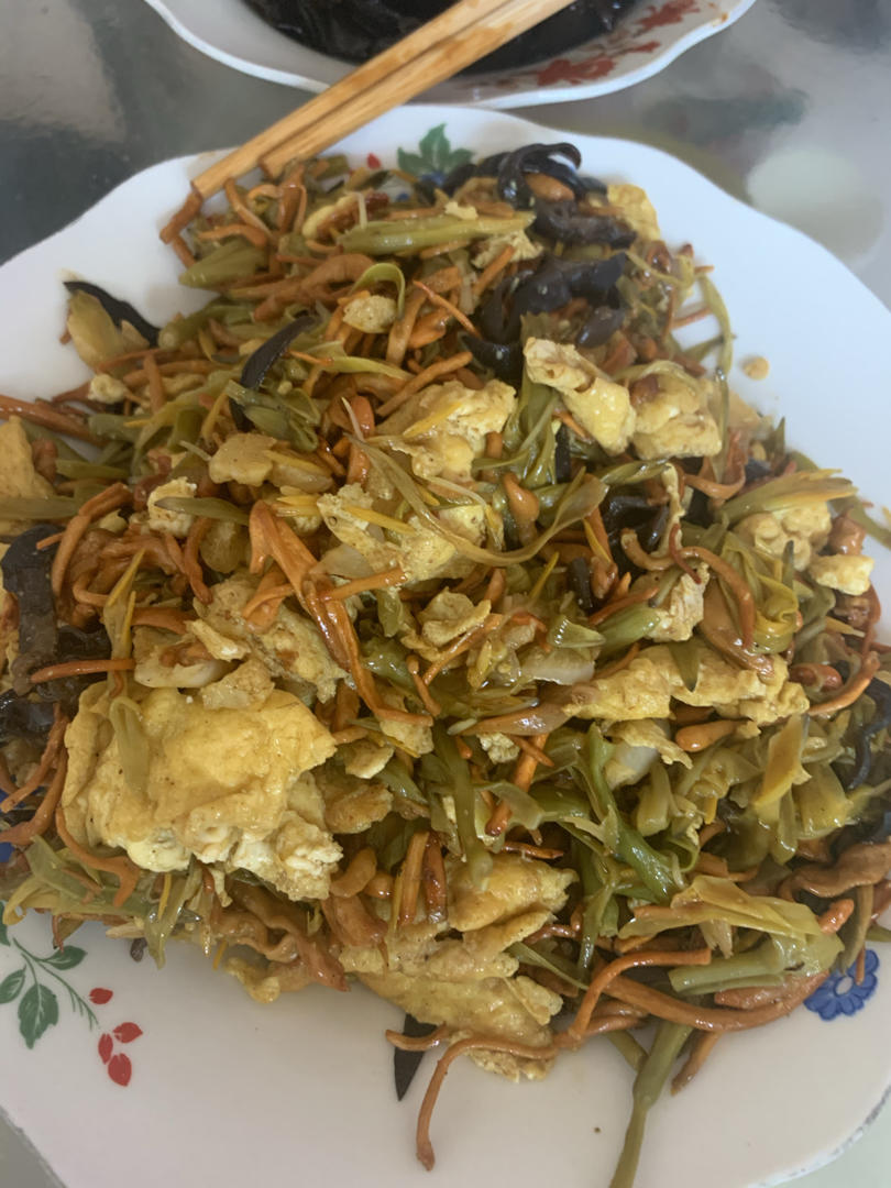 黄花菜炒鸡蛋，经常吃健脑