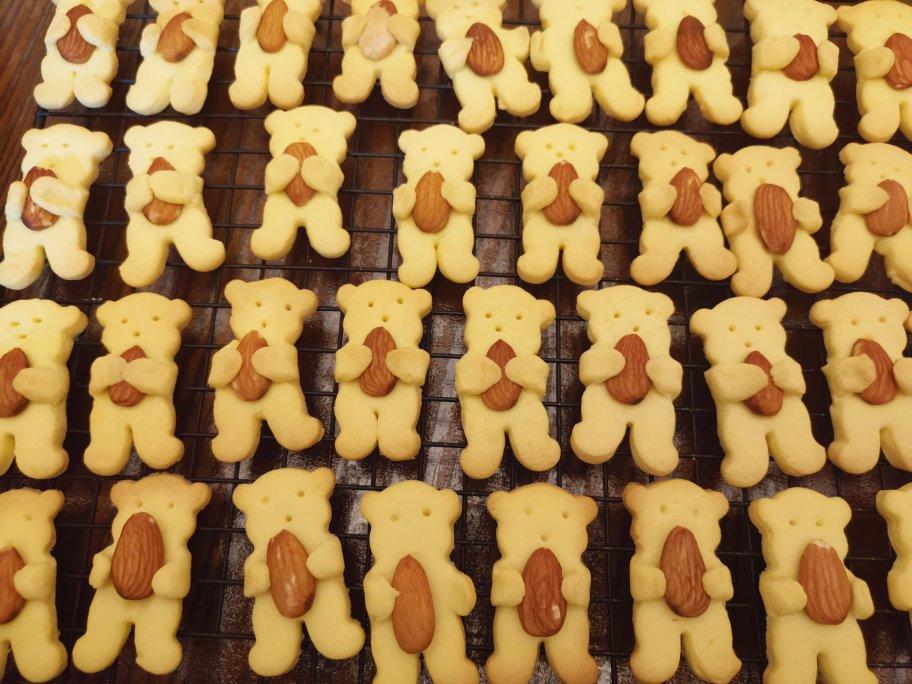 抱杏仁的小熊（造型饼干）