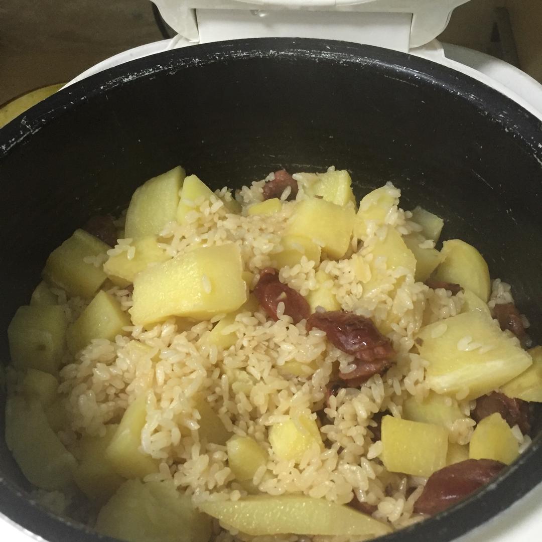香菇腊肠土豆焖饭