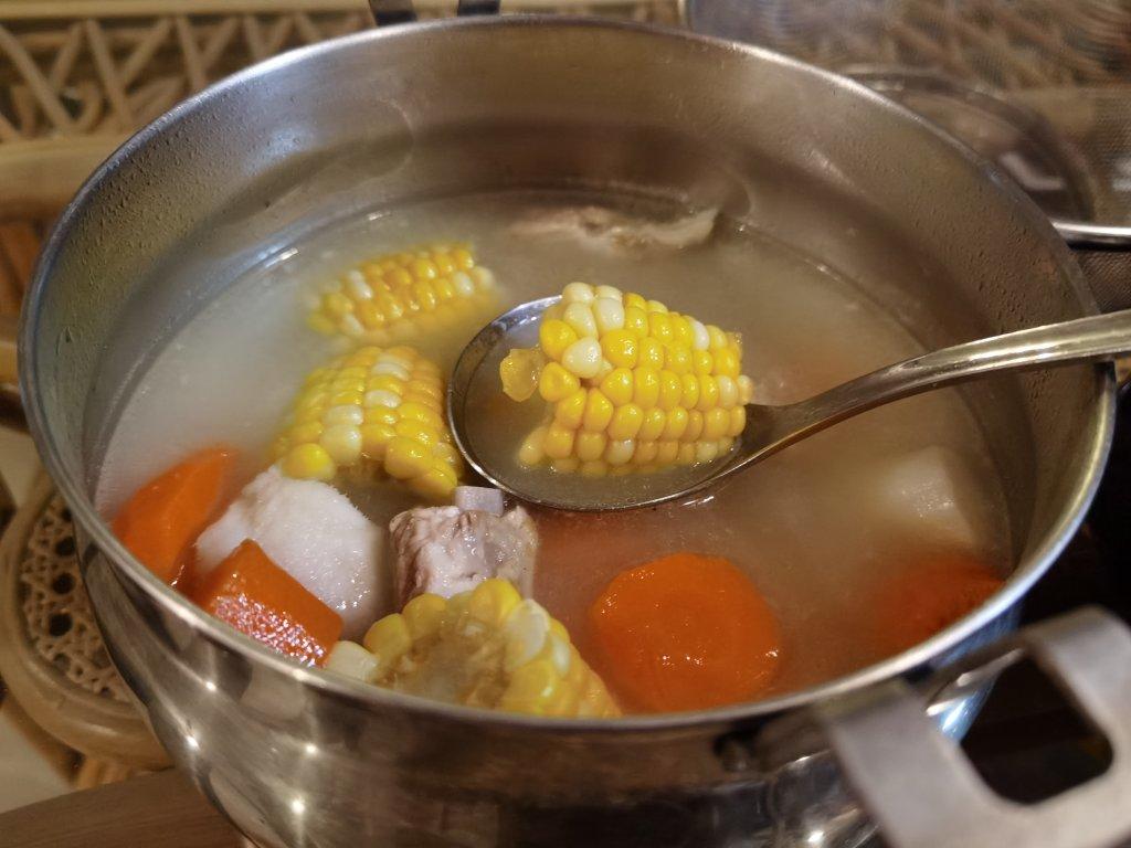 滋补养生 —— 玉米胡萝卜清炖排骨汤🌽