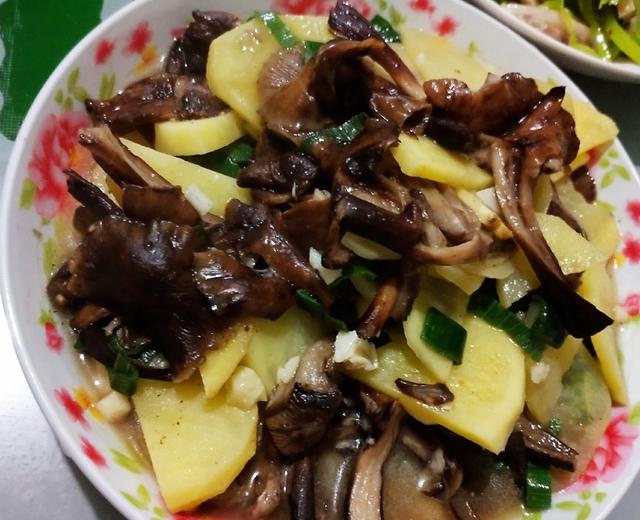 〈新鲜榛蘑炒土豆片〉，刚才的蘑菇就是好吃。欣小厨 😉