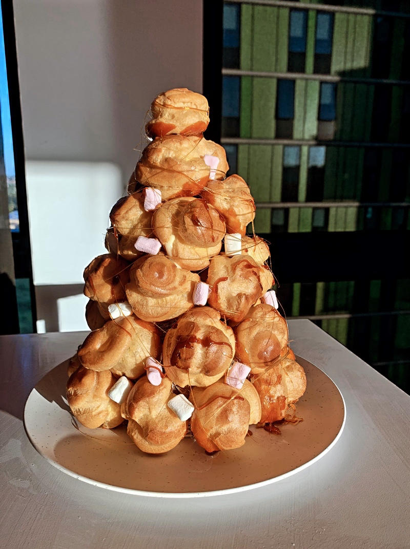 圣诞雪景焦糖泡芙塔