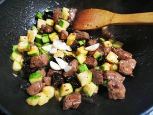 牛肉粒炒西葫芦的做法 步骤8