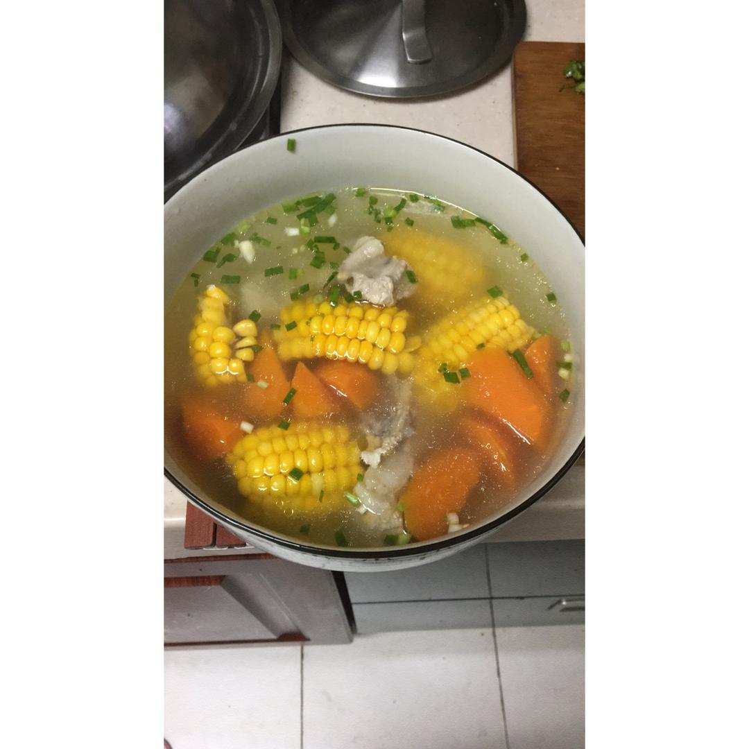 胡萝卜玉米排骨汤