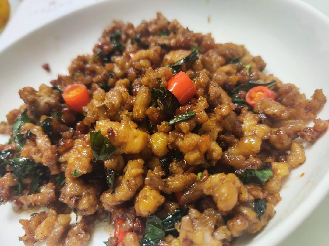 饭扫光—泰式金不换猪肉碎