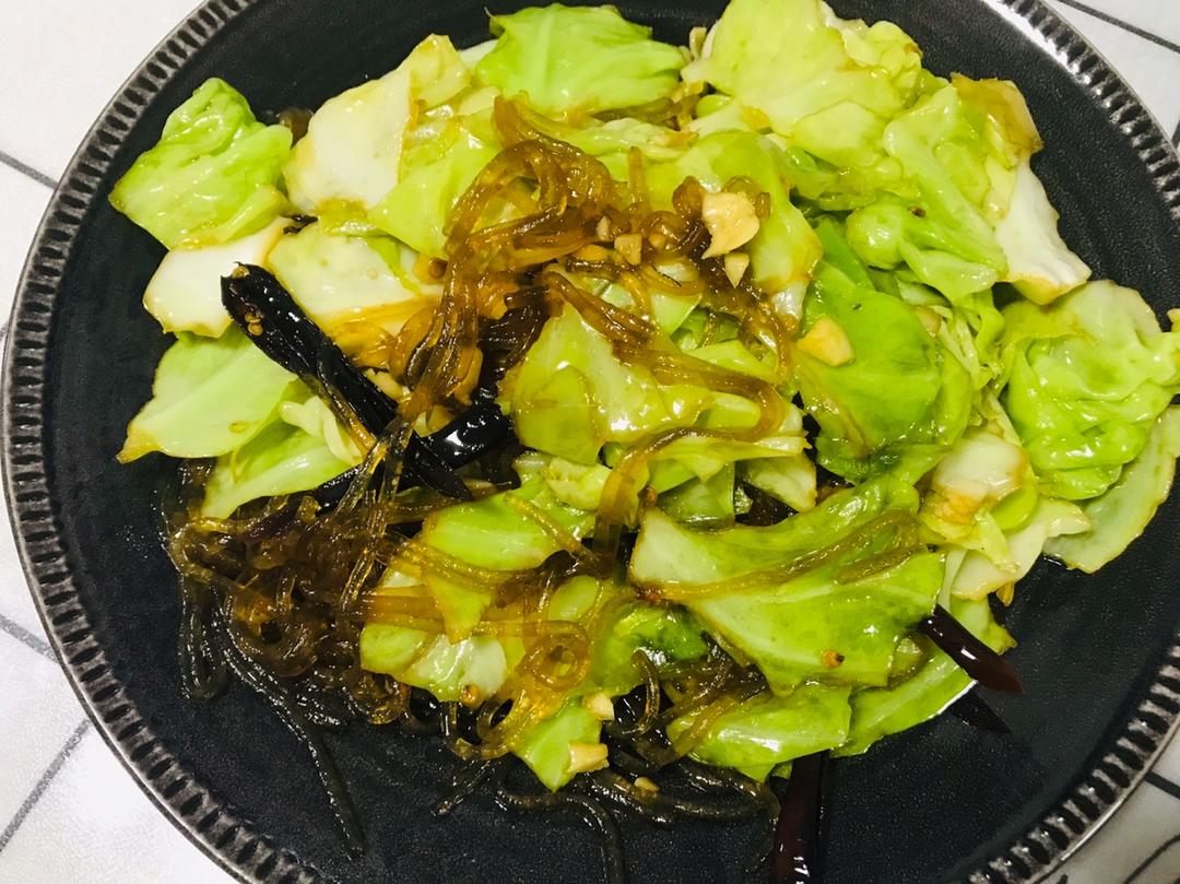 卷心菜炒粉丝-简单易做又好吃的素菜，快点来！