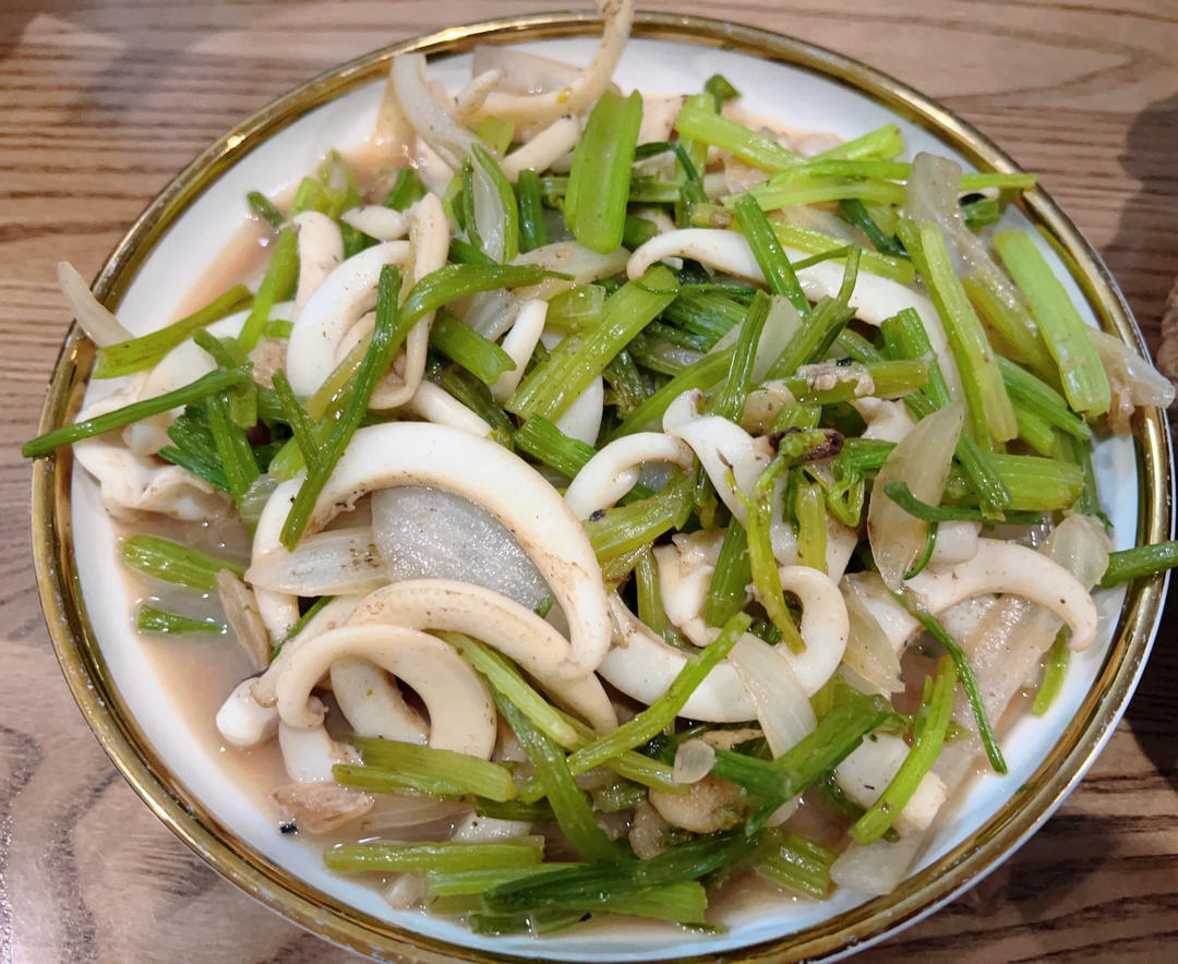 温州味家常菜！芹菜炒墨鱼（乌贼），5分钟快手菜！！