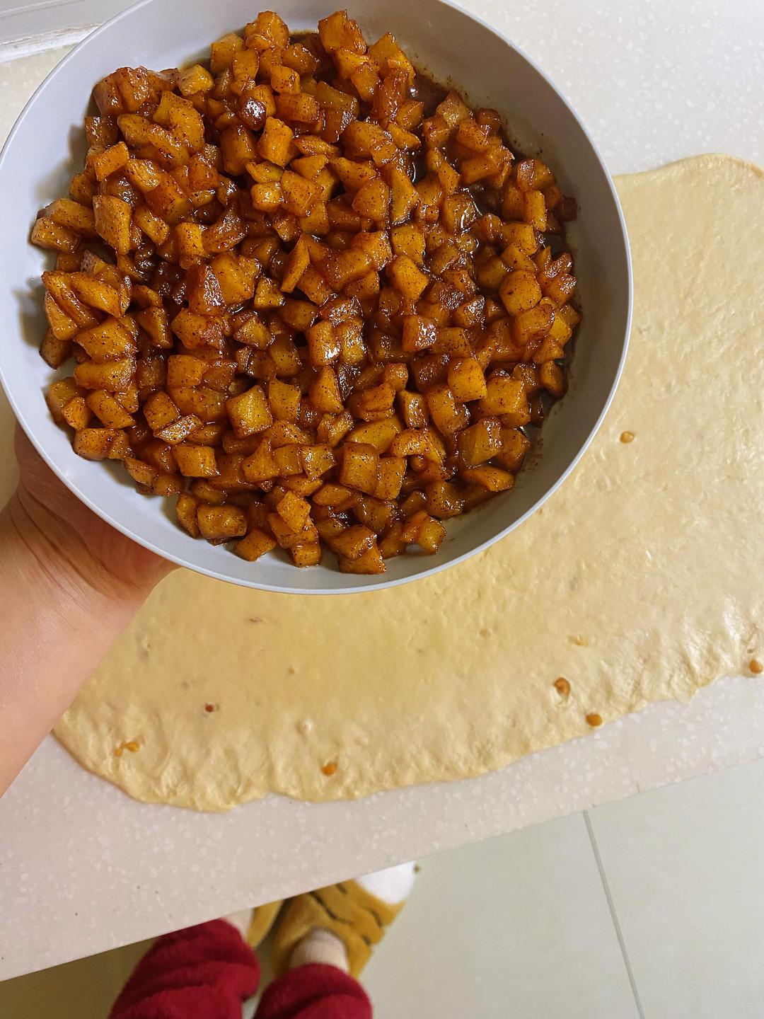 寒冷的冬天，来个「焦糖苹果肉桂卷」吧！