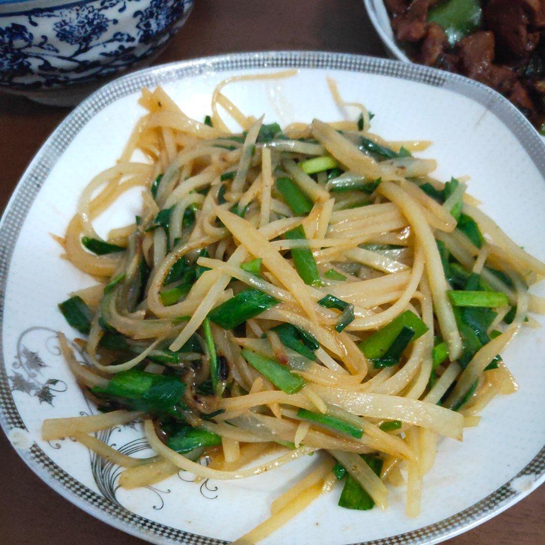 红黄绿三色“胡萝卜土豆丝炒韭菜”