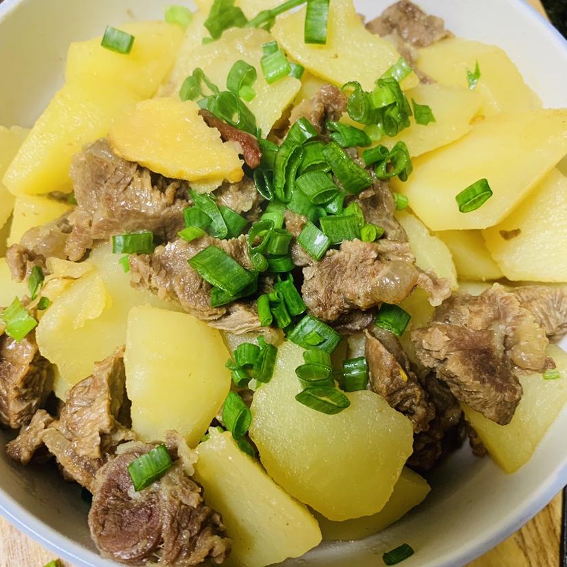 超嫩的牛肉烧土豆