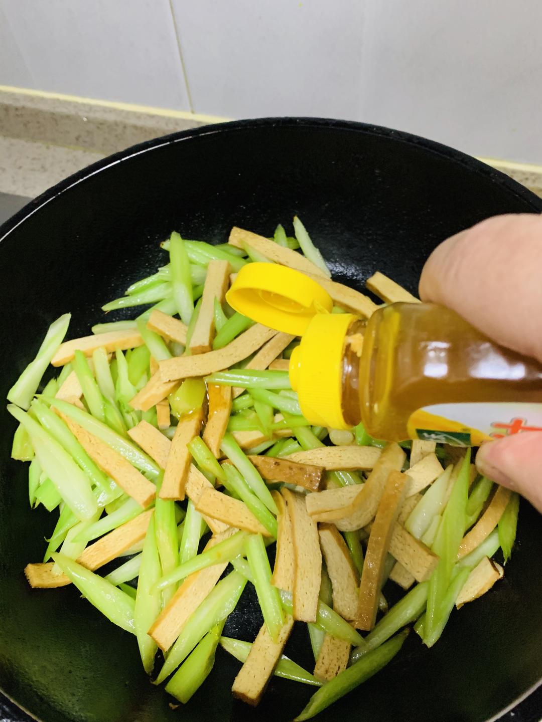 太太乐鲜鸡汁快手菜一豆干炒西芹的做法 步骤6