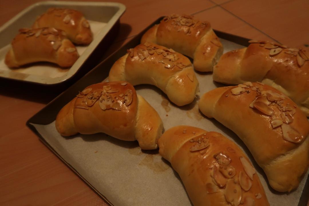 一次性发酵牛角肉松面包（无糖低油）