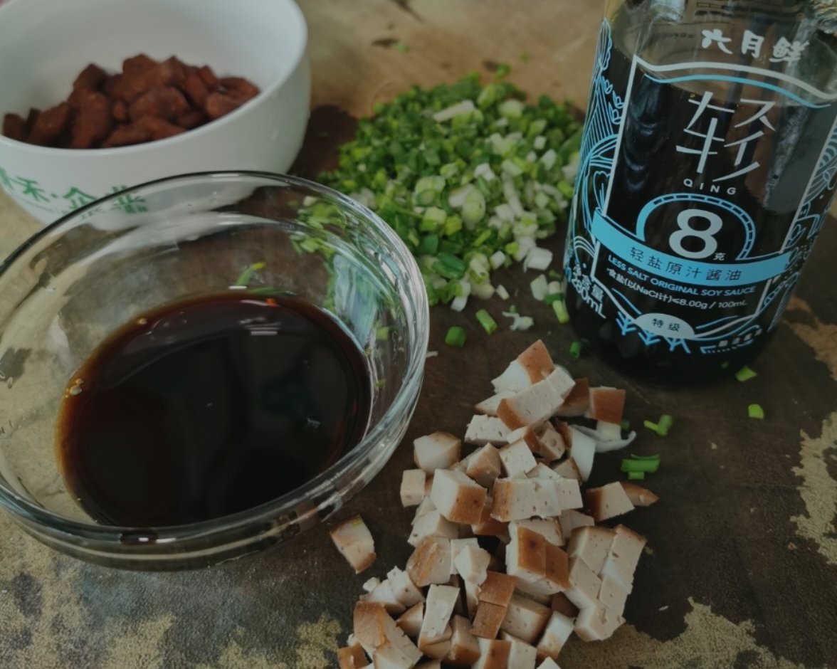 贵州特色脆哨酱油炒饭的做法 步骤1